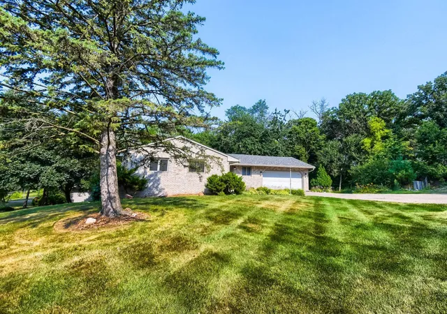 Photo 2 of Sale Pending at 2795 Helen St N, Saint Paul, MN 55109 | MLS# 7118102 | Listing updated on 2026-08-25