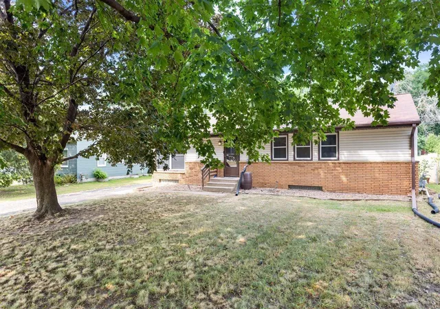 Photo 2 of Sale Pending at 1733 White Bear Ave N, Saint Paul, MN 55109 | MLS# 7118183 | Listing updated on 2026-09-13