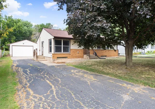 Photo 3 of Sale Pending at 1733 White Bear Ave N, Saint Paul, MN 55109 | MLS# 7118183 | Listing updated on 2026-09-13
