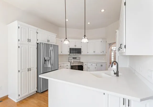 4th image of 10471 Spyglass Dr, Eden Prairie, MN 55347 | MLS# 7118188
