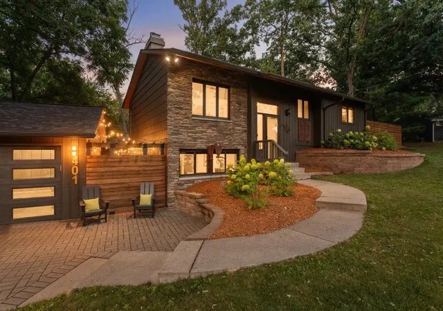 2nd image of 401 Birchwood Ave, Saint Paul, MN 55110 | MLS# 7118398
