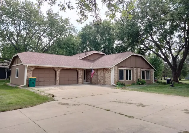 Photo 1 of Sale Pending at 26405 Smithtown Rd, Excelsior, MN 55331 | MLS# 7118401 | Listing updated on 2026-09-30