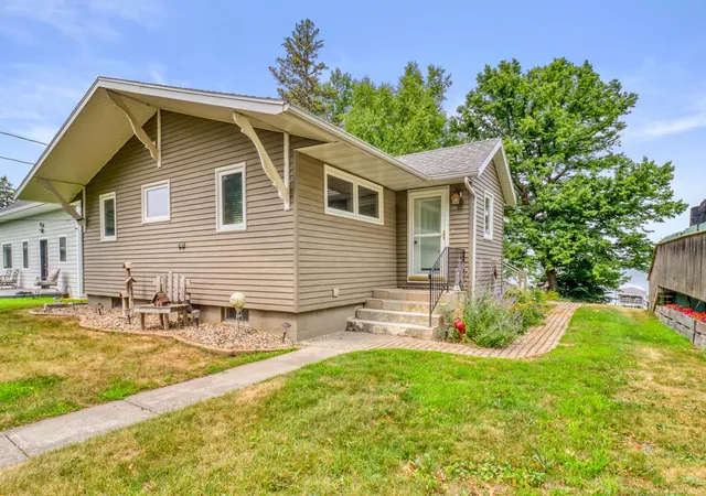 Photo 3 of Single family home for sale at 672 S Shore Dr, Detroit Lakes, MN 56501 | MLS# 7118447 | Listing updated on 2026-09-01