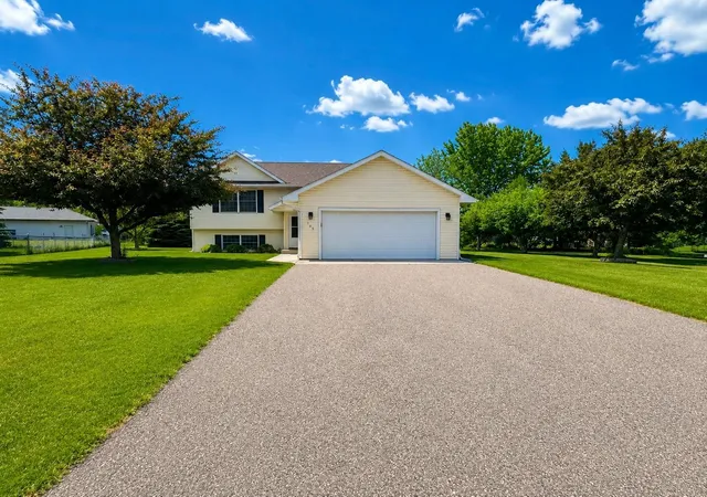 2nd image of 109 French Ct, Roberts, WI 54023 | MLS# 7118502