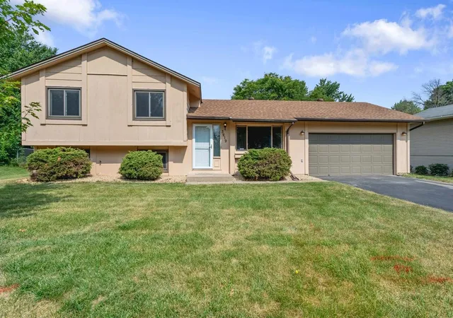 1st image of 3819 Lodestone Ln, Saint Paul, MN 55122 | MLS# 7118622