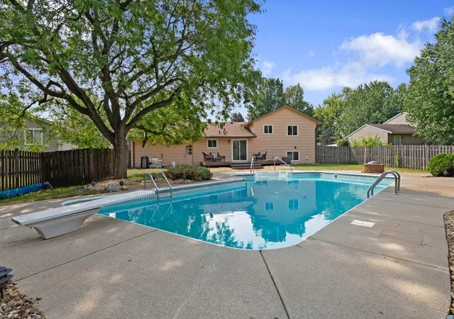 2nd image of 3819 Lodestone Ln, Saint Paul, MN 55122 | MLS# 7118622