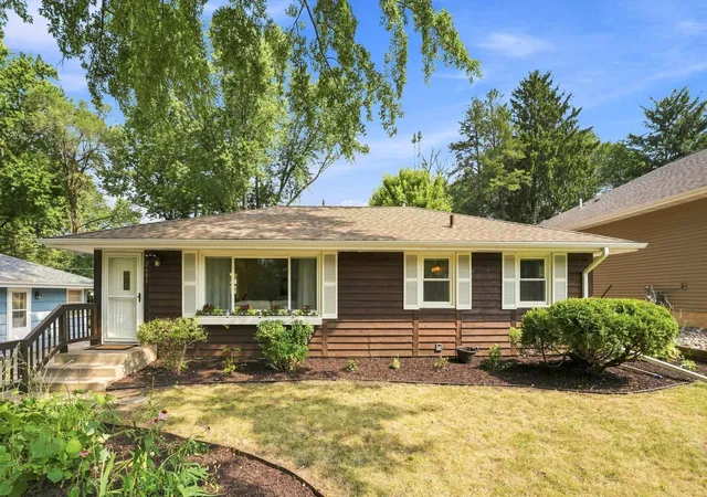 2nd image of 2481 19th Ave E, Saint Paul, MN 55109 | MLS# 7118735