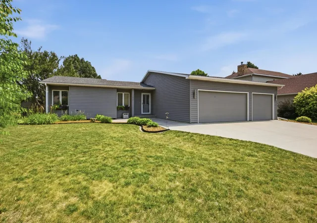 2nd image of 186 Prairiewood Dr S, Fargo, ND 58103 | MLS# 7118748