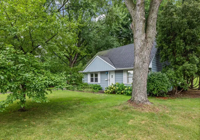Photo 4 of Single family home for sale at 8236 Queen Ave S, Minneapolis, MN 55431 | MLS# 7118767 | Listing updated on 2026-10-28
