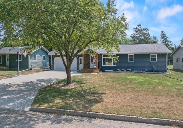 Photo 3 of Sale Pending at 405 S Lake St, Hendricks, MN 56136 | MLS# 7118795 | Listing updated on 2026-08-18