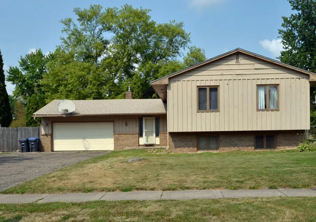 Photo 1 of Single family home for sale at 2775 Hilltop Ct, Saint Paul, MN 55109 | MLS# 7118846 | Listing updated on 2026-09-13