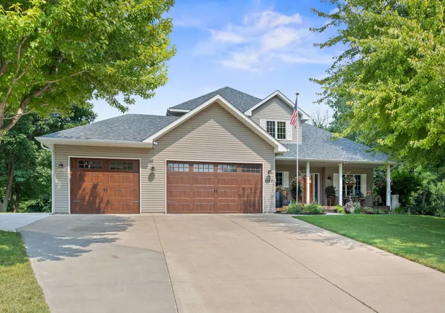 1st image of 1869 White Oak Dr, Chaska, MN 55318 | MLS# 7118955