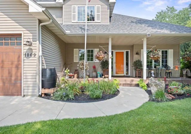 2nd image of 1869 White Oak Dr, Chaska, MN 55318 | MLS# 7118955