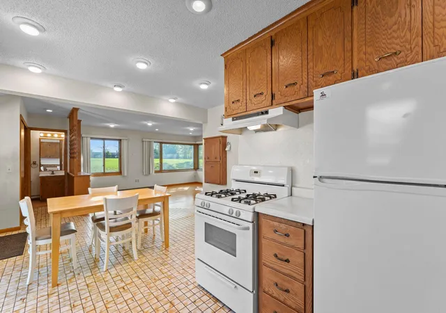 Photo 4 of Single family home for sale at 1041 Keefe St, Saint Paul, MN 55121 | MLS# 7118964 | Listing updated on 2026-10-07