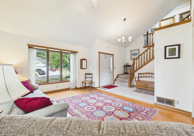 Photo 3 of Sale Pending at 2194 Jennifer Ct, Saint Paul, MN 55109 | MLS# 7118990 | Listing updated on 2026-08-21