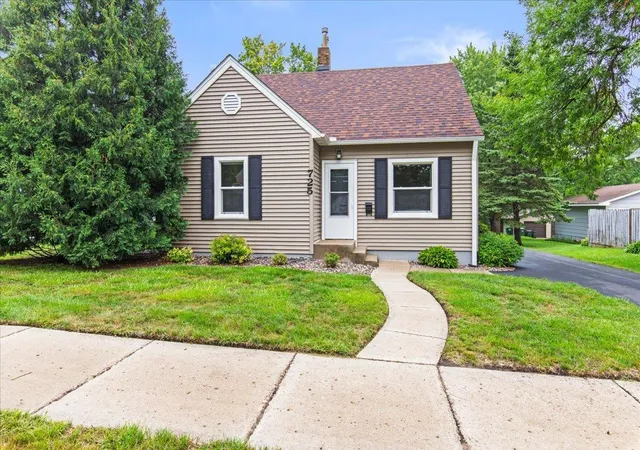 Photo 2 of Sale Pending at 725 4th Avenue Sw, Hutchinson, MN 55350 | MLS# 7119011 | Listing updated on 2026-09-01