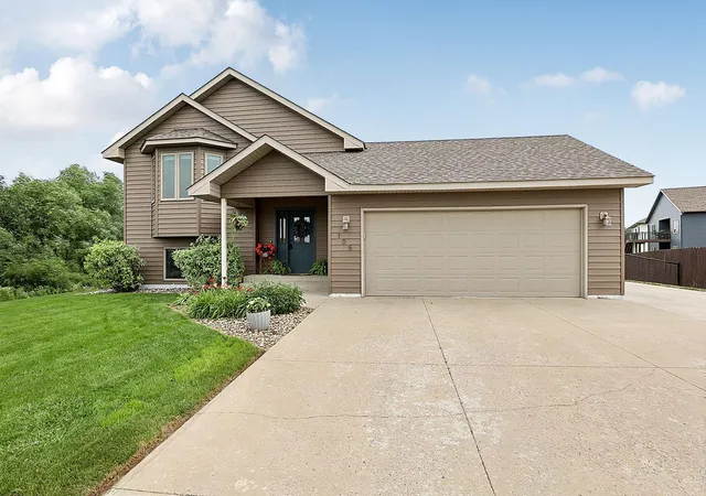 1st image of 105 Estate Dr, Avon, MN 56310 | MLS# 7119017