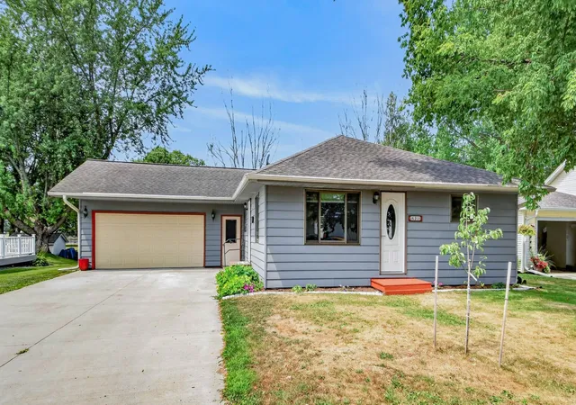 1st image of 621 N Park Pl, Cadott, WI 54727 | MLS# 7119130