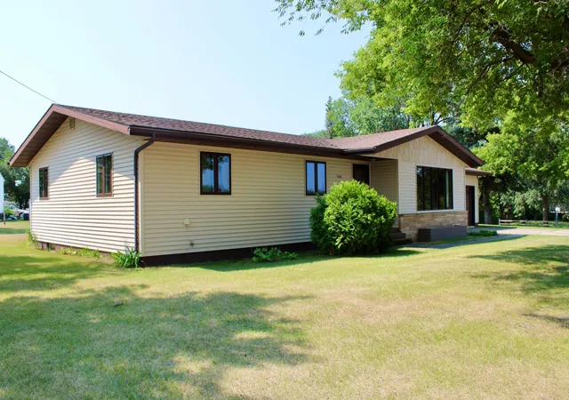 Photo 3 of Single family home for sale at 506 Lincoln Ave W, Karlstad, MN 56732 | MLS# 7119266 | Listing updated on 2026-09-21