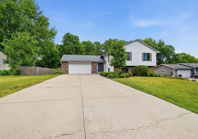 Photo 3 of Sale Pending at 4027 Elmwood Dr, Saint Bonifacius, MN 55375 | MLS# 7119335 | Listing updated on 2026-08-24