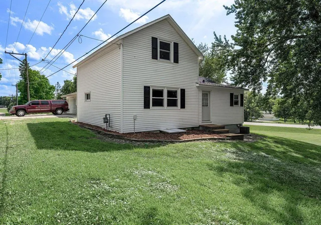 Photo 3 of Single family home for sale at 828 Clinton St E, Waterville, MN 56096 | MLS# 7119354 | Listing updated on 2026-08-01