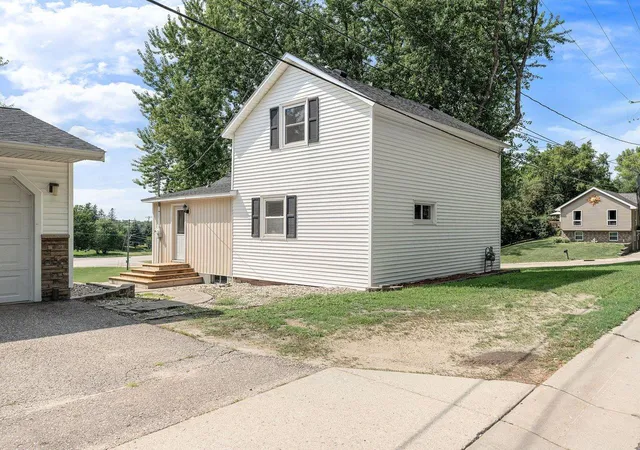 Photo 3 of Single family home for sale at 828 Clinton St E, Waterville, MN 56096 | MLS# 7119354 | Listing updated on 2026-08-01