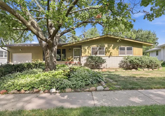 Photo 1 of Sale Pending at 1206 Bellows St, Saint Paul, MN 55118 | MLS# 7119397 | Listing updated on 2026-09-03