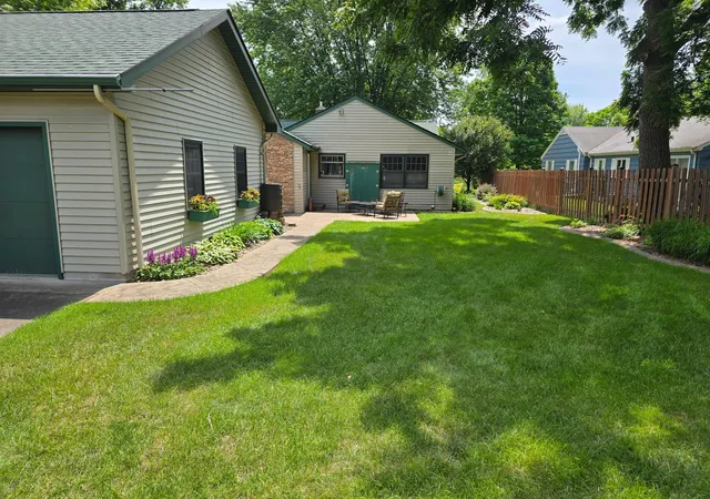 Photo 4 of Sale Pending at 493 Wheelock Pkwy W, Saint Paul, MN 55117 | MLS# 7119409 | Listing updated on 2026-08-21