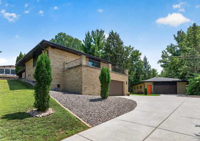 2nd image of 1472 Bridgeview Ave, Saint Paul, MN 55121 | MLS# 7119488