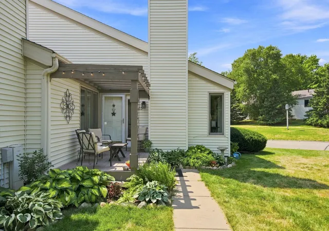 Photo 1 of Single family home for sale at 303 Elan Ct, Woodbury, MN 55125 | MLS# 7119528 | Listing updated on 2026-10-15