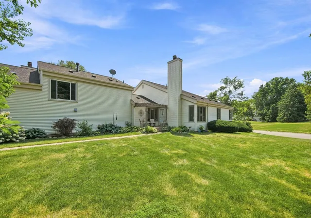 Photo 2 of Single family home for sale at 303 Elan Ct, Woodbury, MN 55125 | MLS# 7119528 | Listing updated on 2026-10-15