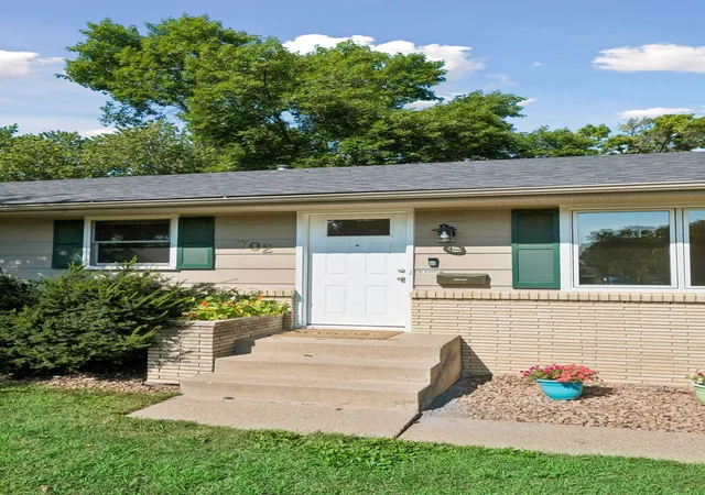 2nd image of 702 Madison St S, Shakopee, MN 55379 | MLS# 7119659