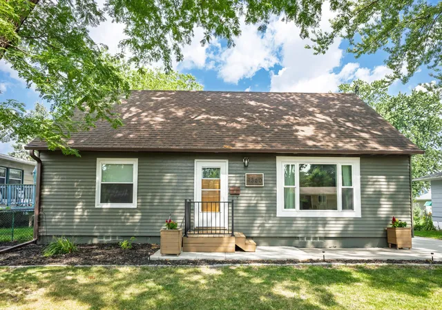 2nd image of 1360 9th Ave Se, Rochester, MN 55904 | MLS# 7119827