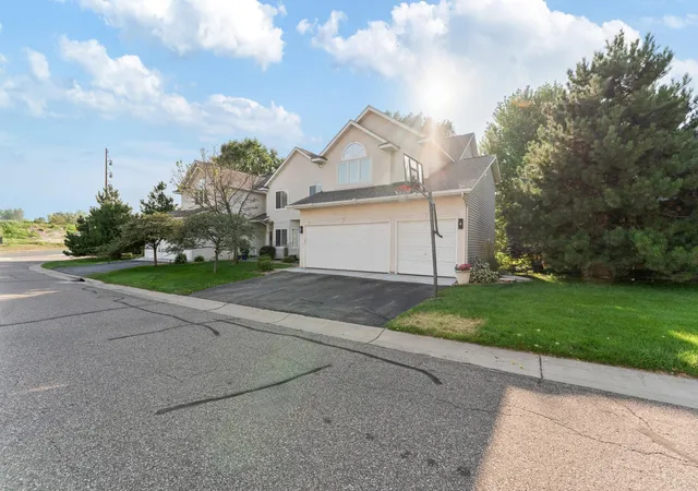 3rd image of 1517 Deerwood Bnd, Saint Paul, MN 55122 | MLS# 7119863