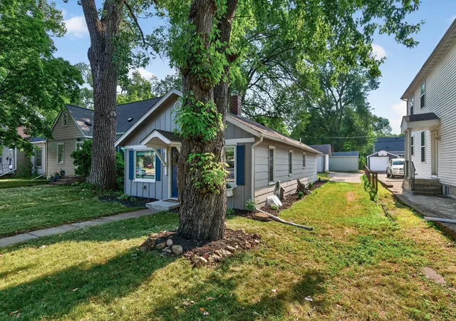Photo 3 of Single family home for sale at 2733 Louisiana Ave S, Minneapolis, MN 55426 | MLS# 7119949 | Listing updated on 2026-09-03