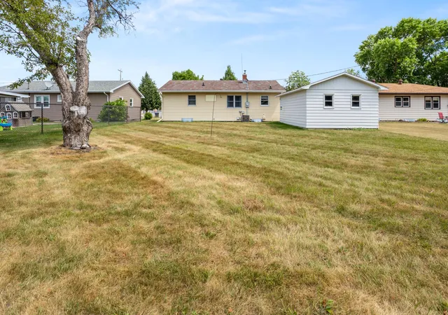2nd image of 1805 17th St S, Fargo, ND 58103 | MLS# 7120024
