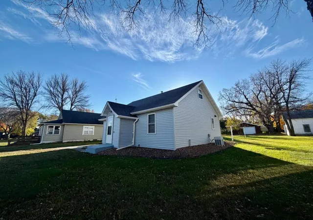 3rd image of 714 S Elm St, Lamberton, MN 56152 | MLS# 7120113