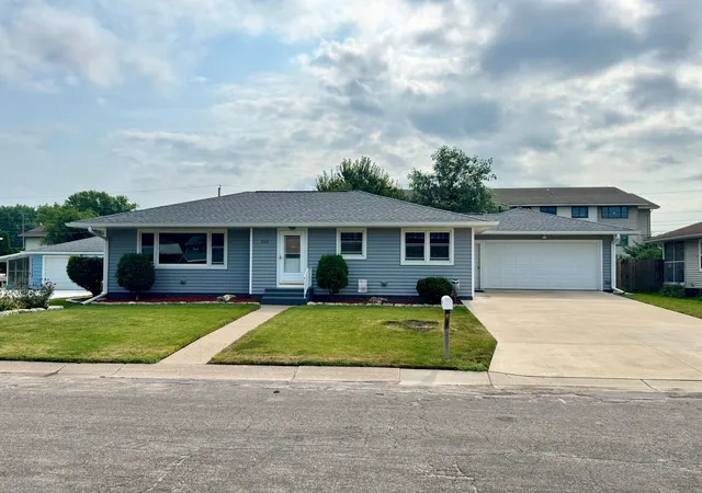 Photo 1 of Single family home for sale at 334 Oak St, Winona, MN 55987 | MLS# 7120123 | Listing updated on 2026-08-27