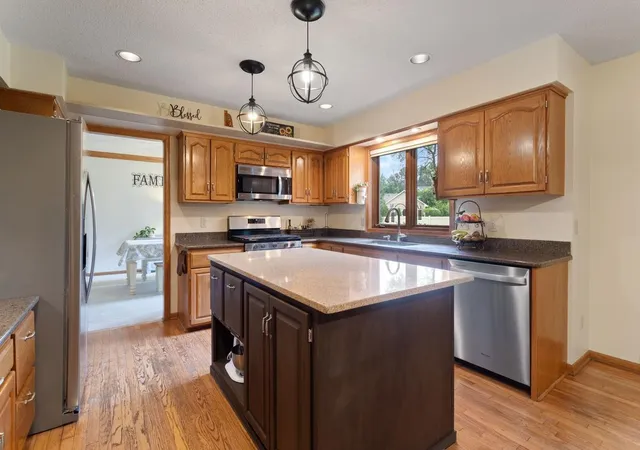 Photo 3 of Single family home for sale at 7020 Beacon Cir, Eden Prairie, MN 55346 | MLS# 7120202 | Listing updated on 2026-09-16