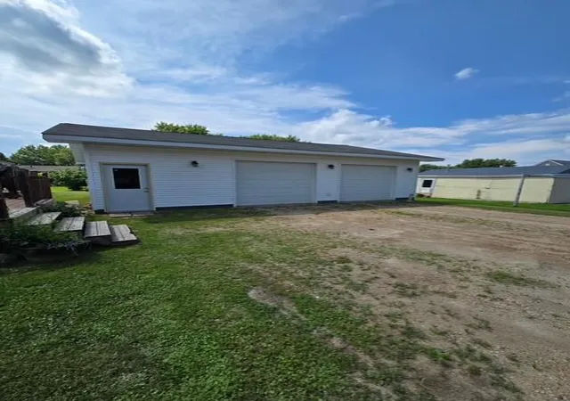 Photo 3 of Single family home for sale at 417 5th Avenue SE, Baudette, MN 56623 | MLS# 7120252 | Listing updated on 2026-08-15