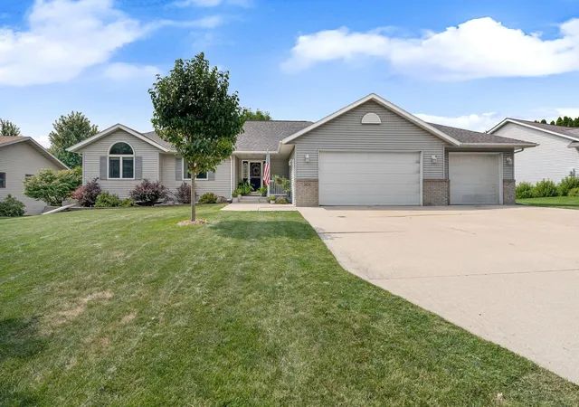 1st image of 1624 Prairie Ln Ne, Owatonna, MN 55060 | MLS# 7120345