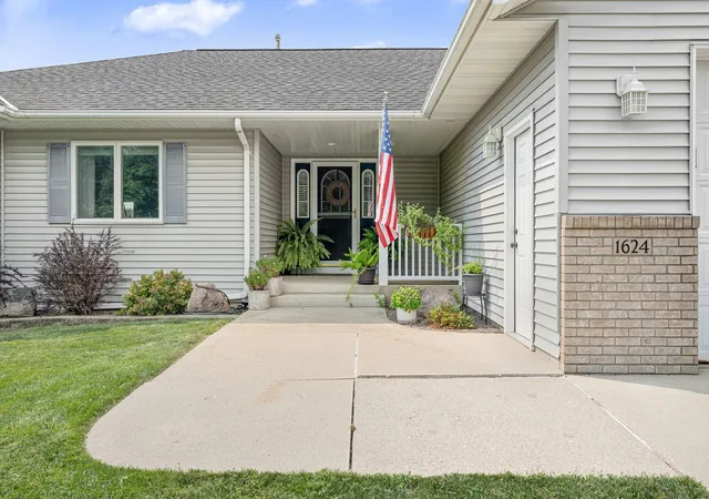 1st image of 1624 Prairie Ln Ne, Owatonna, MN 55060 | MLS# 7120345