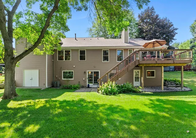 2nd image of 160 Bluff Ridge Ct, Chanhassen, MN 55317 | MLS# 7120445