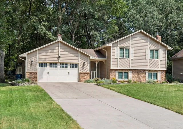 1st image of 4 Pleasant View Ln, Circle Pines, MN 55014 | MLS# 7120564