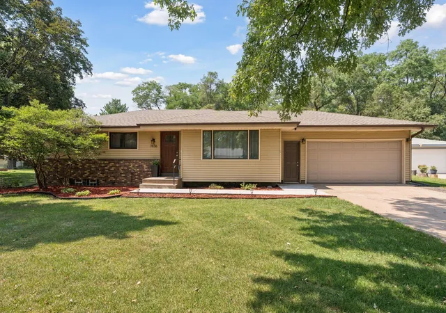 2nd image of 7836 Woodlawn Dr, Saint Paul, MN 55112 | MLS# 7120626
