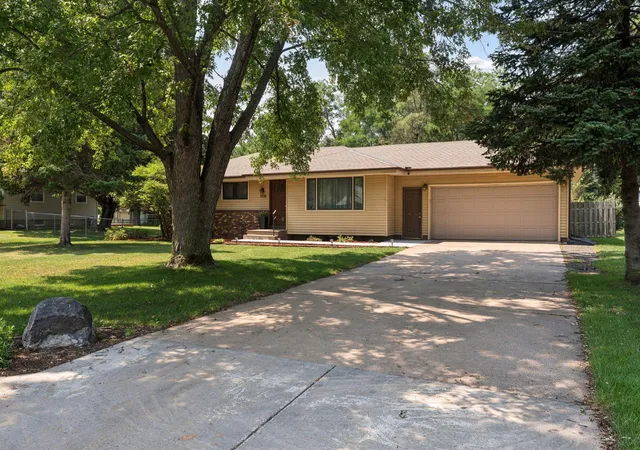 3rd image of 7836 Woodlawn Dr, Saint Paul, MN 55112 | MLS# 7120626