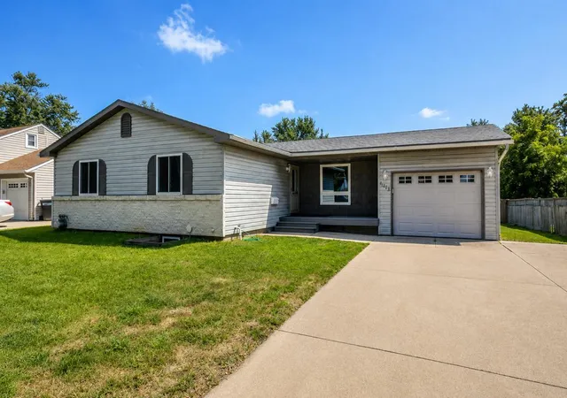 1st image of 1413 Hemlock Ave, Owatonna, MN 55060 | MLS# 7120632