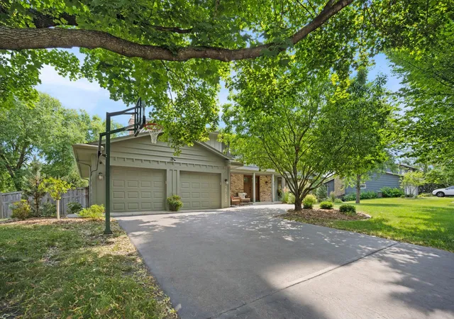 Photo 4 of Sale Pending at 2750 Fountain Ln N, Minneapolis, MN 55447 | MLS# 7120675 | Listing updated on 2026-08-17