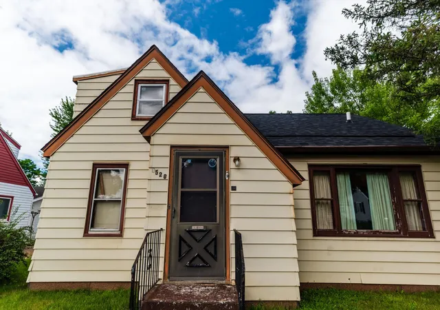 2nd image of 1520 9th St, Eau Claire, WI 54703 | MLS# 7120797