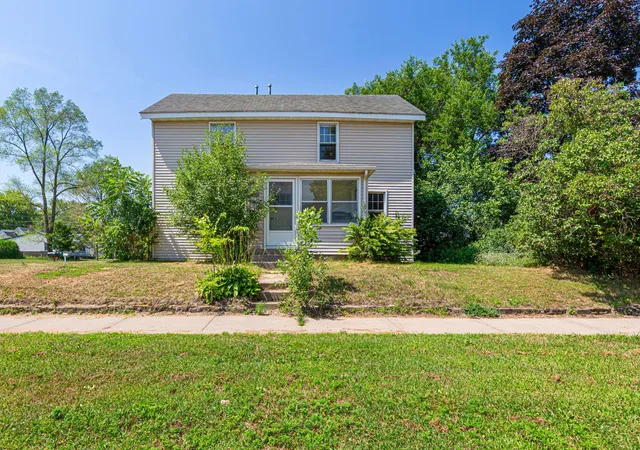 2nd image of 2306 4th St, Eau Claire, WI 54703 | MLS# 7120804